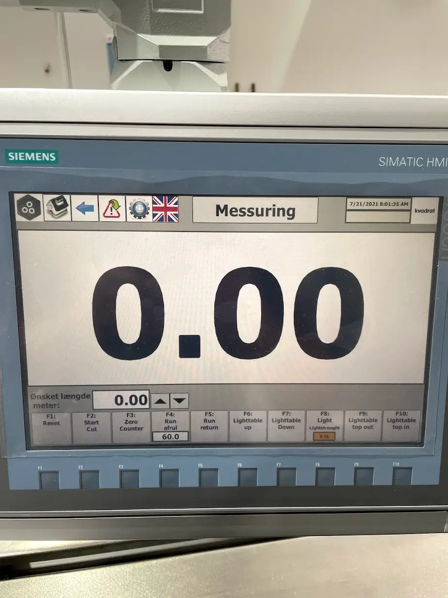Siemens SIMATIC-panel med længdemåling og indstillinger for skærebordet